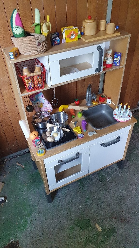Duktig speelkeuken met volledige inventaris: pannen, kookge-, Ophalen, Zo goed als nieuw, Hout, Speelkeuken
