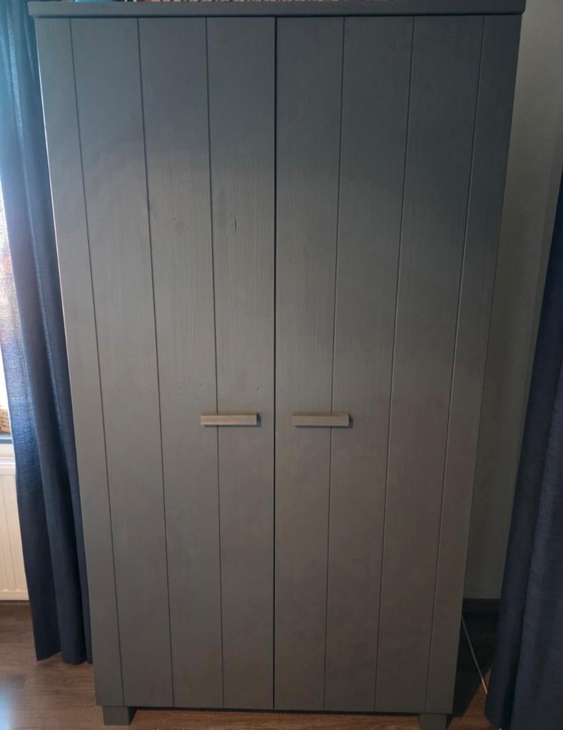 Stoere Tienerkamer: Bed, Nachtkastje, Bureau, Kledingkast, Ophalen, Gebruikt, Jongetje of Meisje