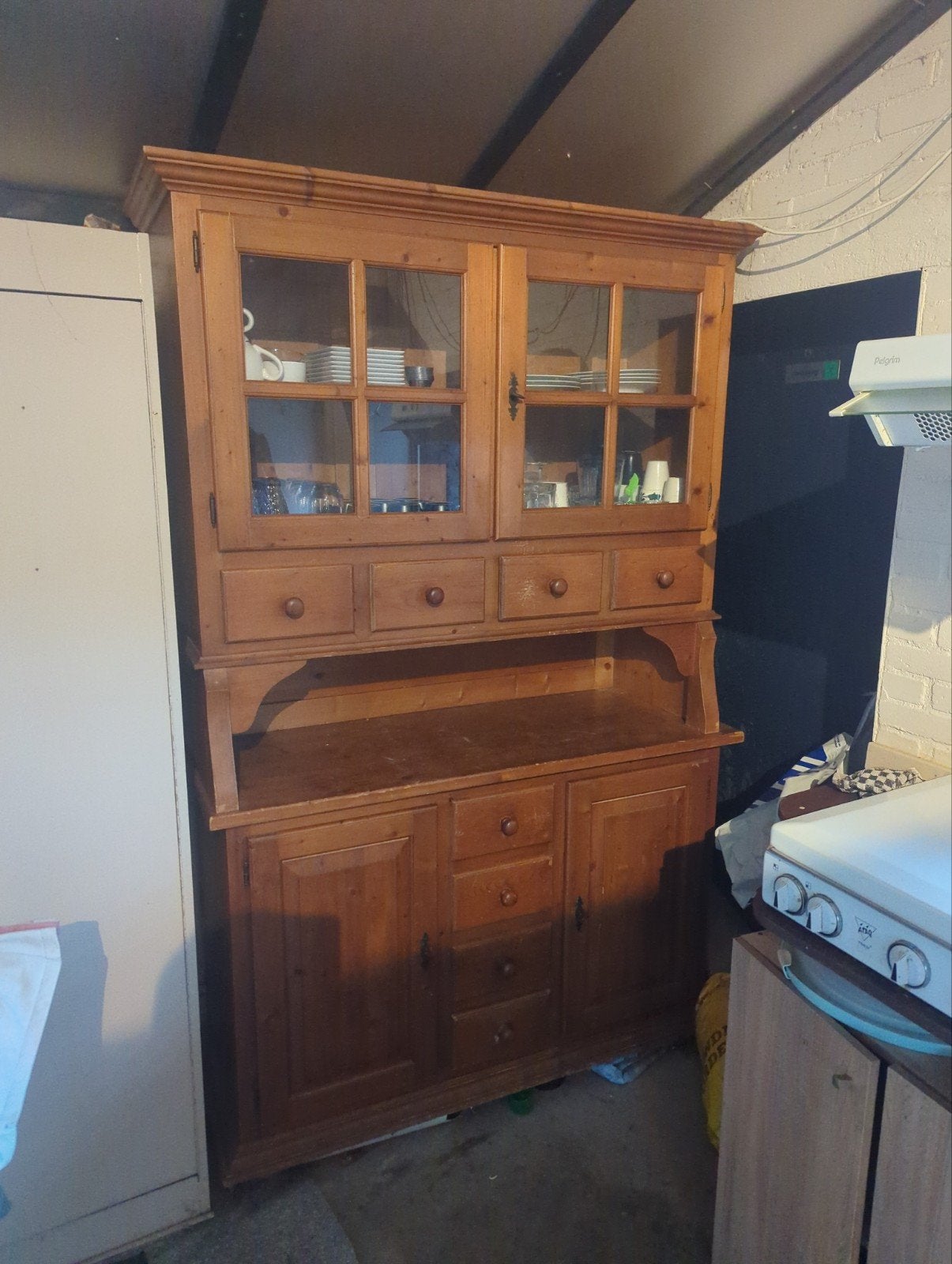 GRATIS. Grote houten servieskast - 2 delen,, Ophalen