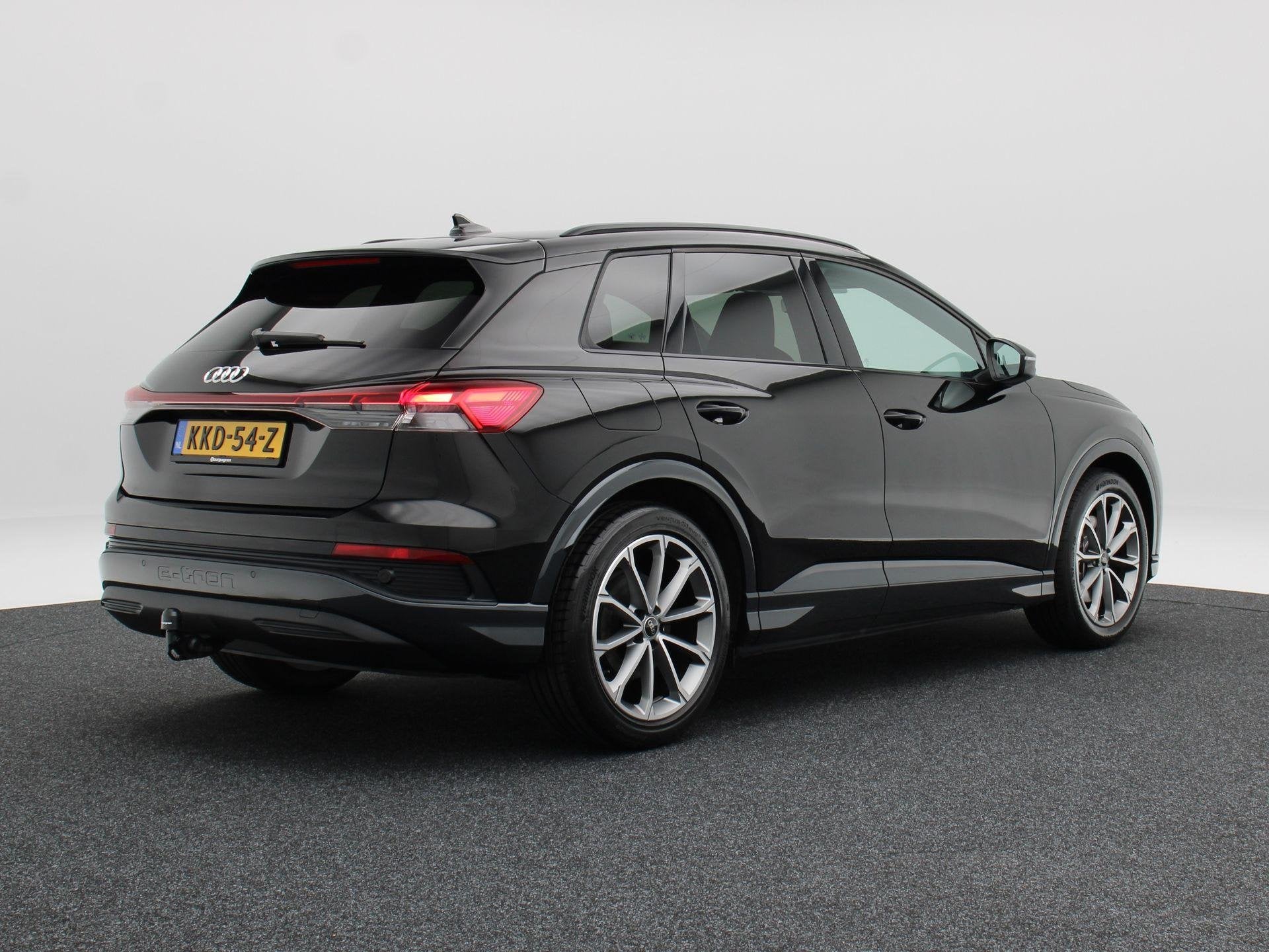Audi Q4 e-tron 40 S Edition 63 kWh 204 Pk | Trekhaak | Stoel, Auto's, Audi, Automaat, Gebruikt, Zwart, Leder en Stof