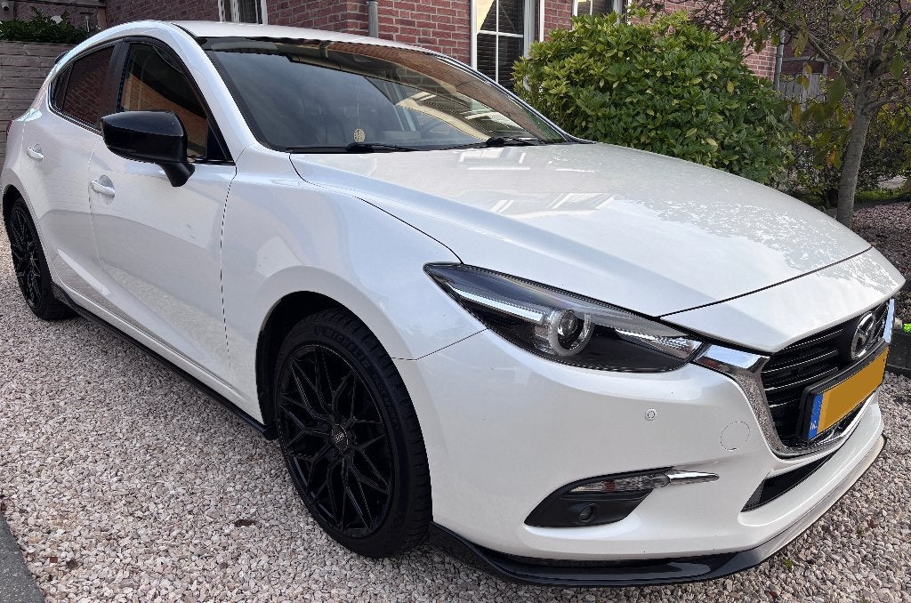 Mazda 3 met trekhaak, winterset & thule dakdragers, Voorwielaandrijving, Zwart, 4 cilinders, Wit