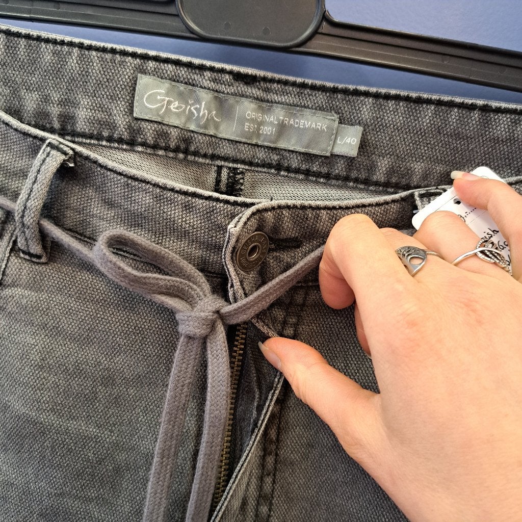 Geisha comfortabele grijze jeans met een twist mt 40 49069, Geisha, ., Zo goed als nieuw, W30 - W32 (confectie 38/40)