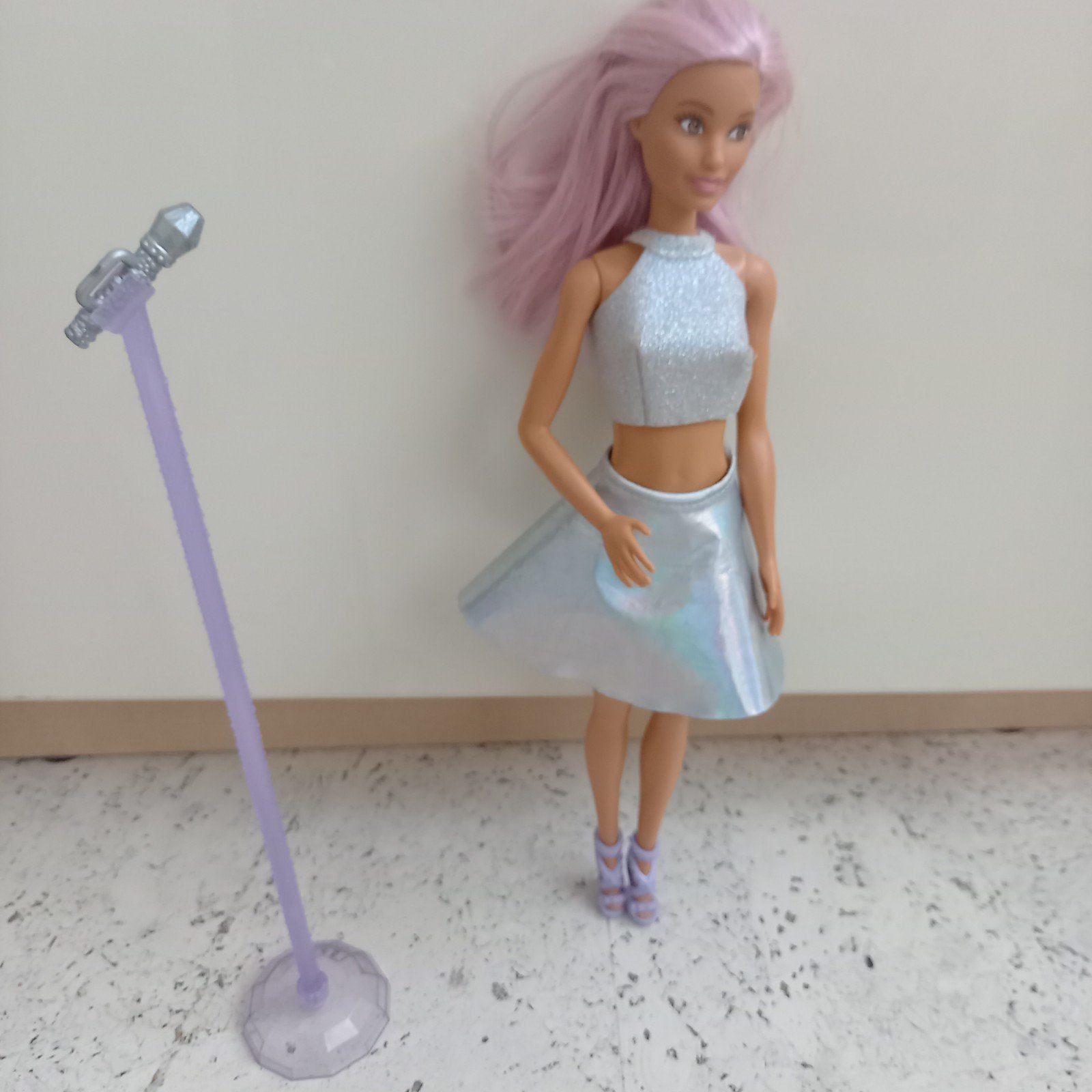 Barbie pop met roze haar en microfoon, Ophalen of Verzenden, Zo goed als nieuw, Barbie
