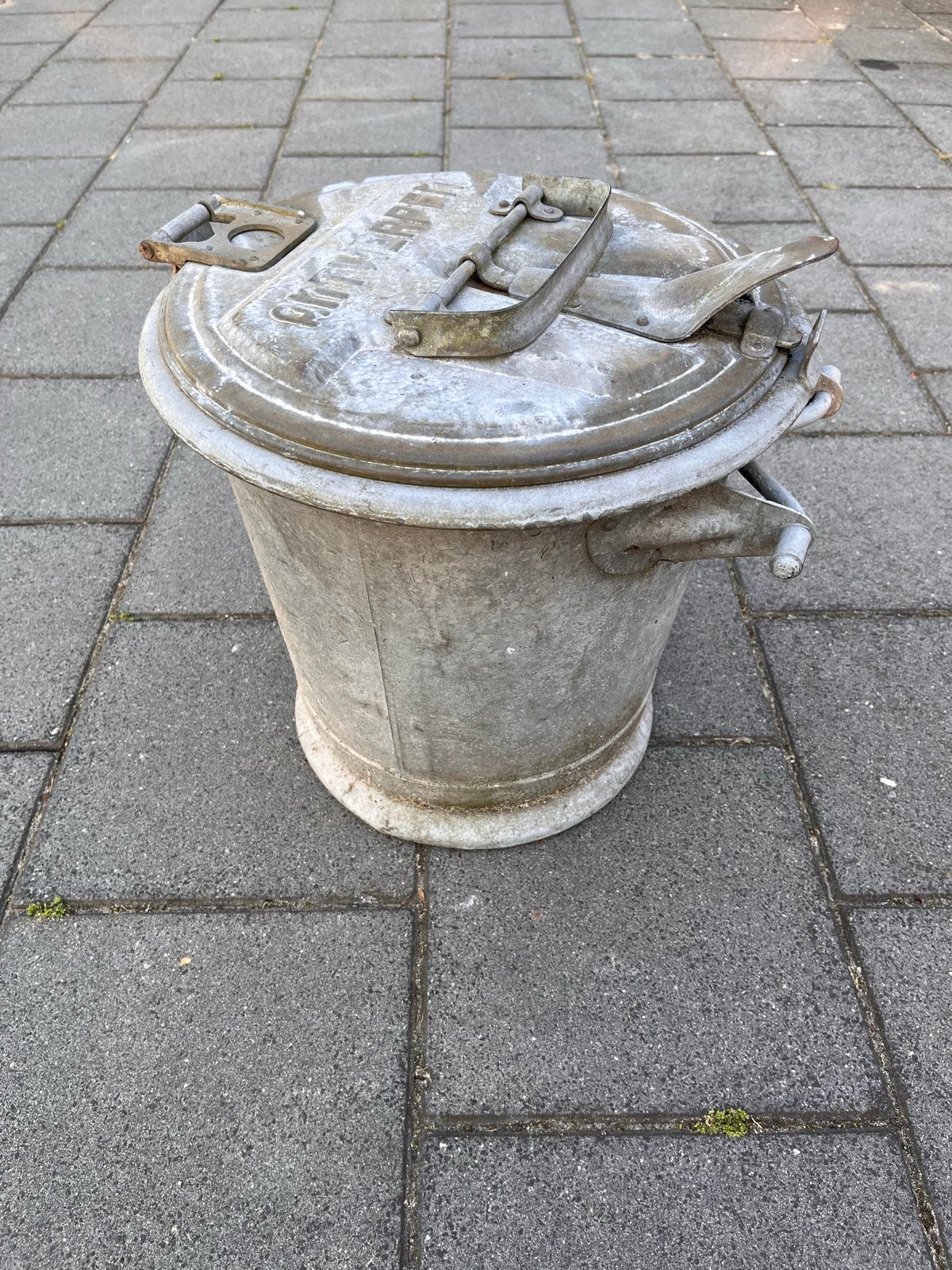 Vintage zinken Antwerpse vuilnisbak, Ophalen
