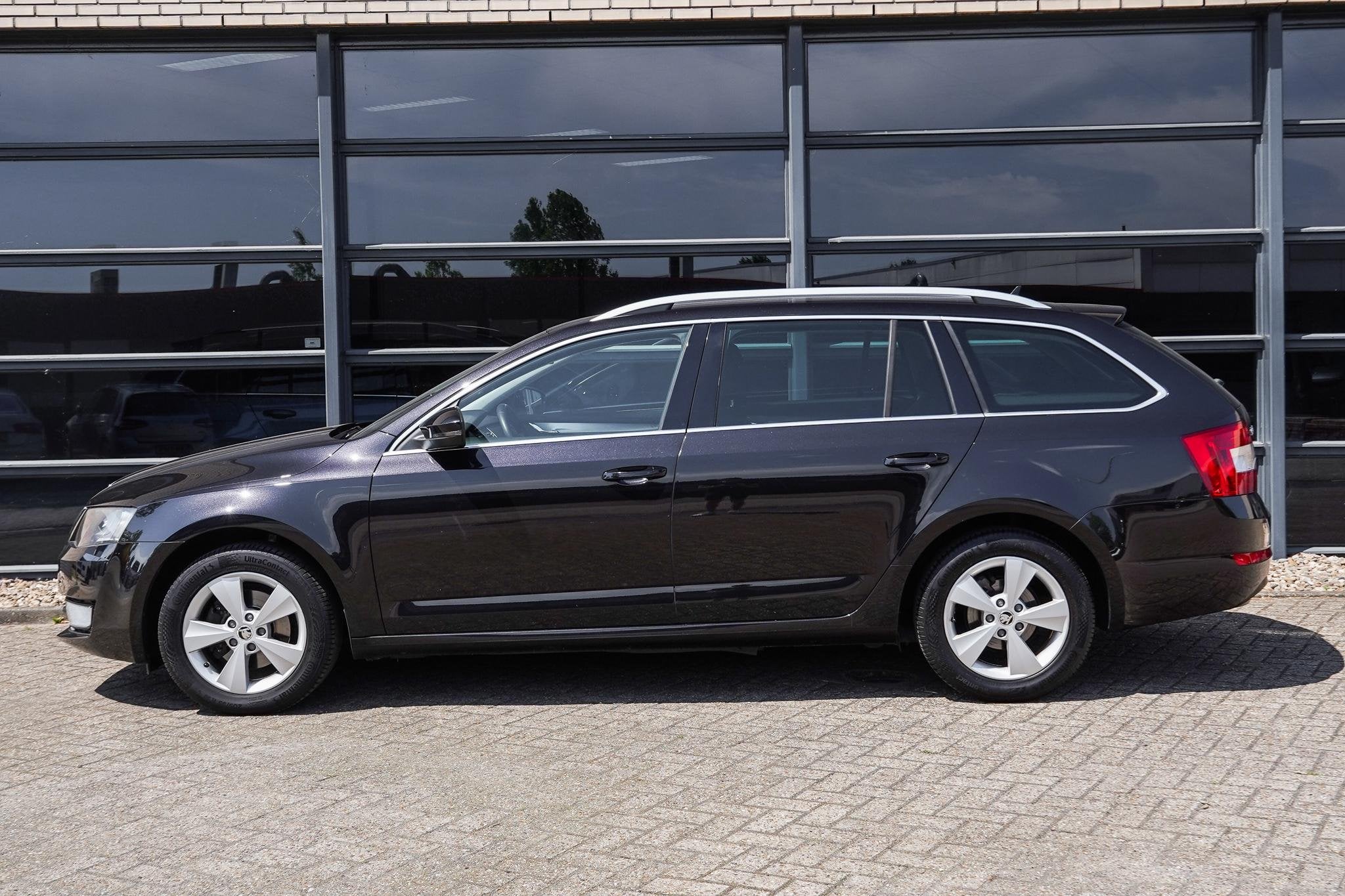 Skoda Octavia Combi 1.2 TSI Elegance Trekhaak|1e eig.|Goed o, Auto's, Euro 5, Gebruikt, 4 cilinders, Zwart