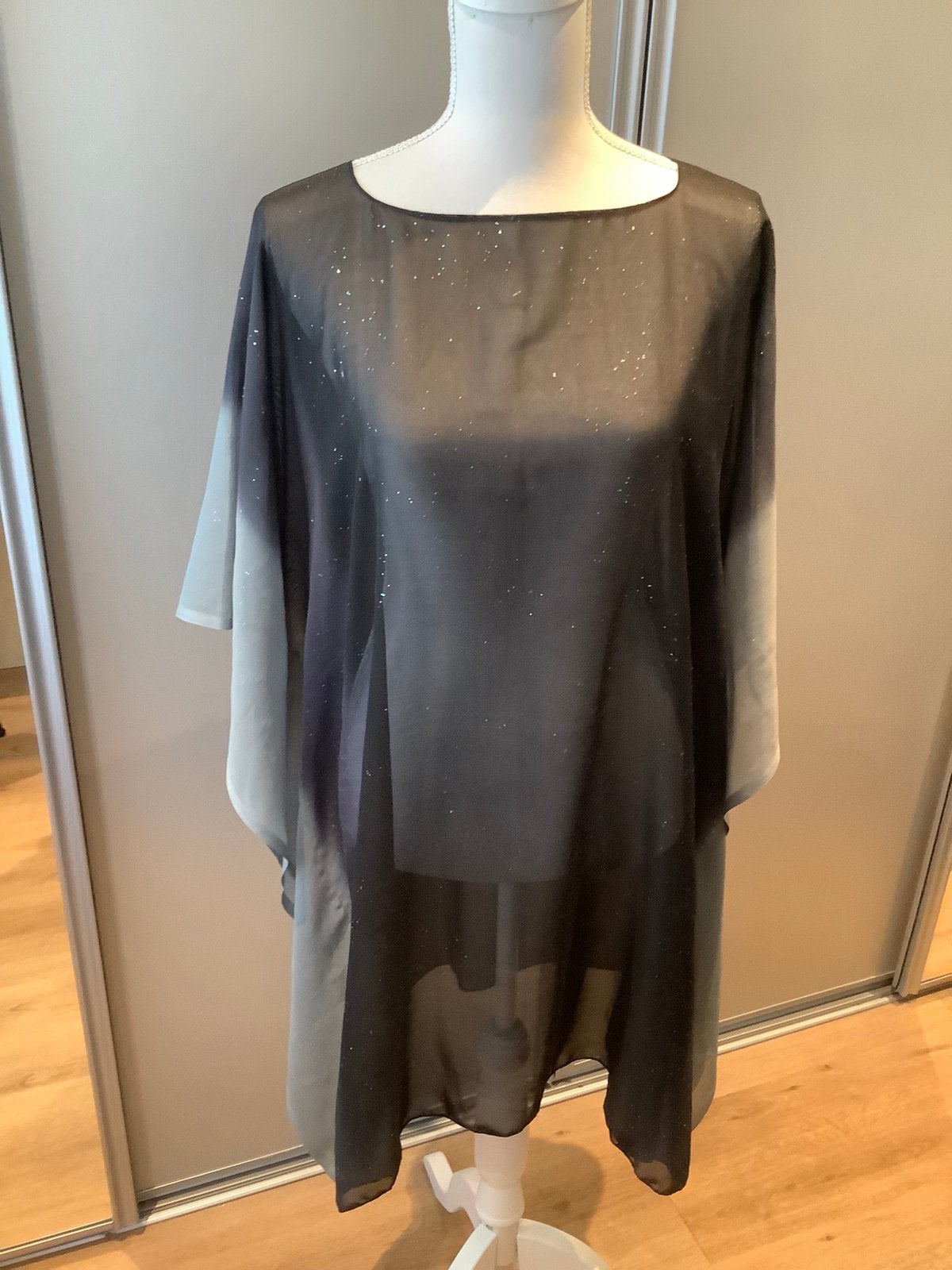 Drie kleuren grijs chiffon voile tuniek oto 77, Ophalen of Verzenden, Zo goed als nieuw, Maat 46/48 (XL) of groter, Grijs