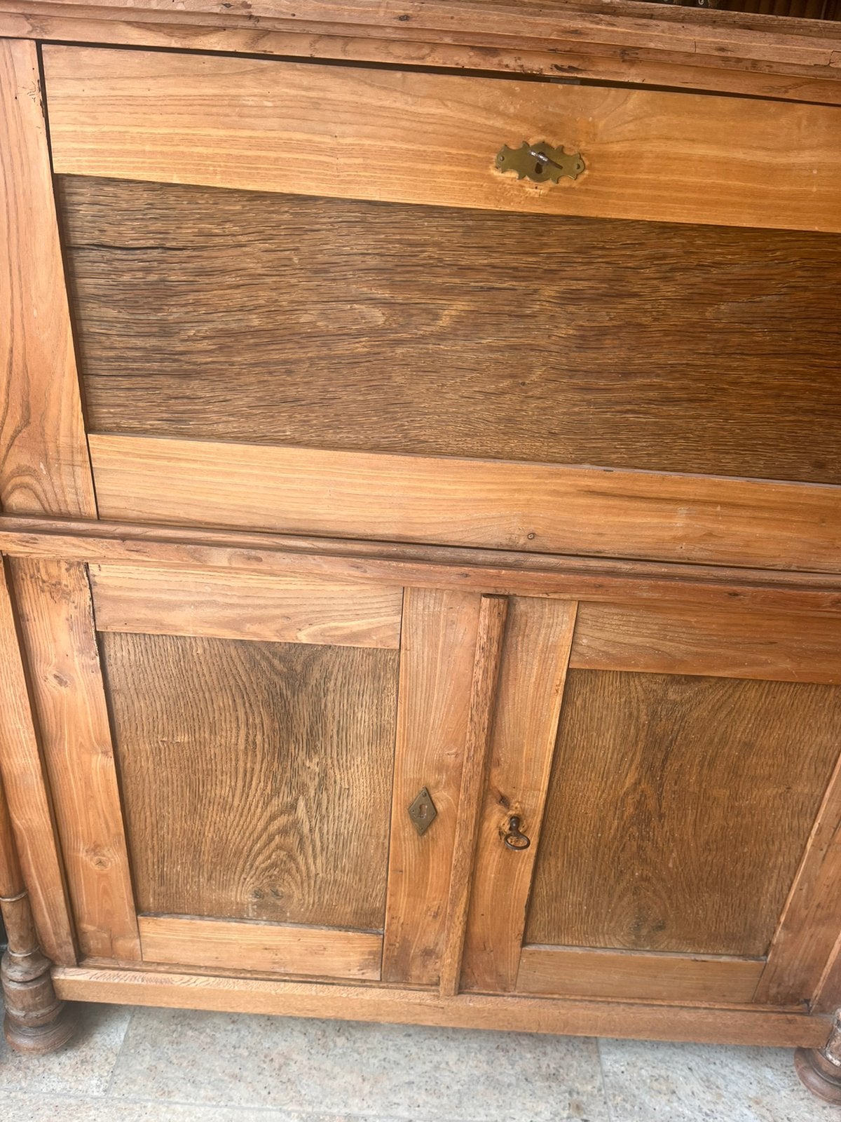 Antieke kast bestaat uit twee delen van  eikenhout, Ophalen, Gebruikt, Klassiek