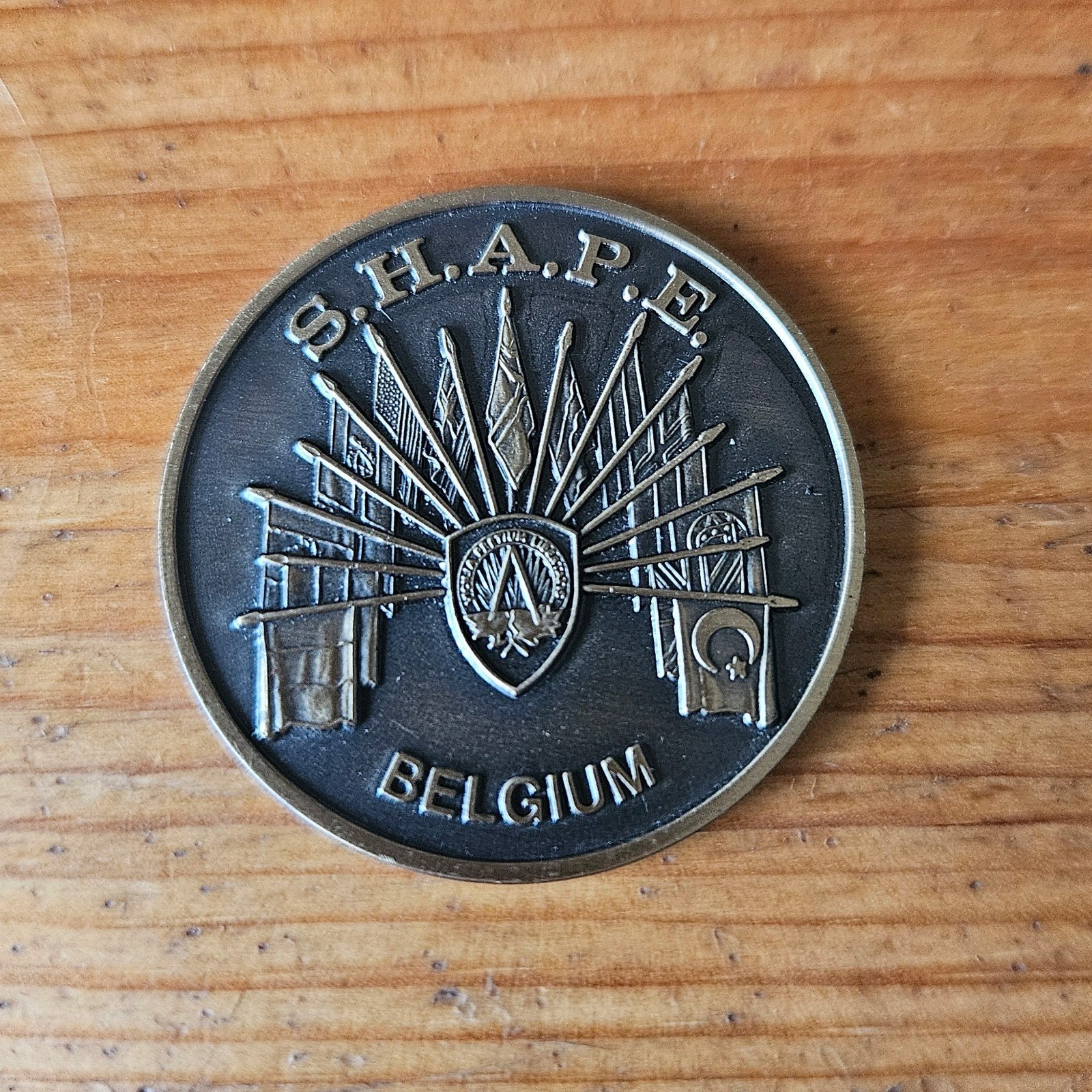 Challenge Coin SHAPE Belgium, Ophalen of Verzenden, Landmacht, Overige gebieden, Embleem of Badge