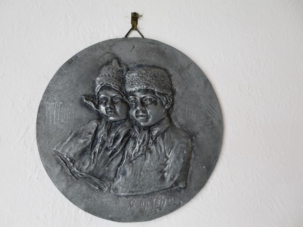 MOOI GESIGNEERD WANDBORDJE UIT TIN KLEDERDRACHT 15 CM, Ophalen of Verzenden