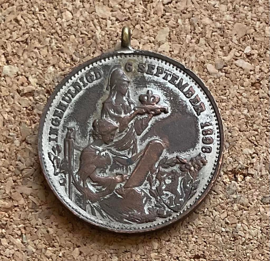DraagMedaille Nederland Inhuldiging Koningin Wilhelmina 1898, Postzegels en Munten, Penningen en Medailles, Ophalen of Verzenden
