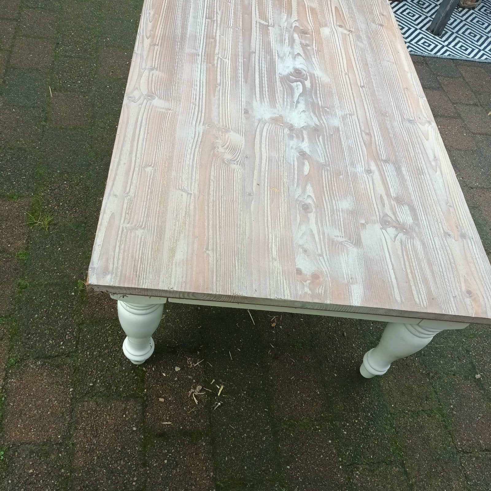 Robuuste houten salontafel met gedraaide poten, Huis en Inrichting, Ophalen, Gebruikt, Landelijke, brocante stijl met gedraaide poten
