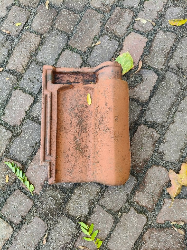 GEZOCHT : gebr. Teeuwen klein romaans dakpan, Gebruikt, Steen of Klei, Dakpannen, Rood