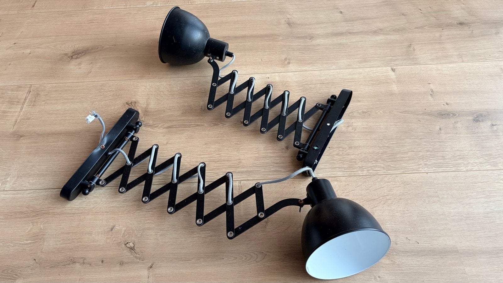 2 zwarte wandlampen met uitschuifbare arm, Ø 15 cm, Huis en Inrichting, Ophalen, Gebruikt, Zwart, E14 (klein)