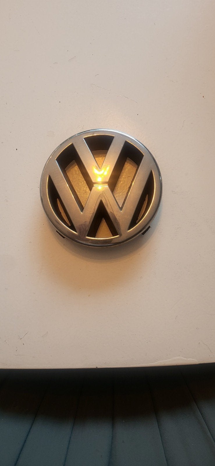 Volkswagen logo embleem - Origineel VW onderdeel, Ophalen of Verzenden, Gebruikt, Voor, Volkswagen