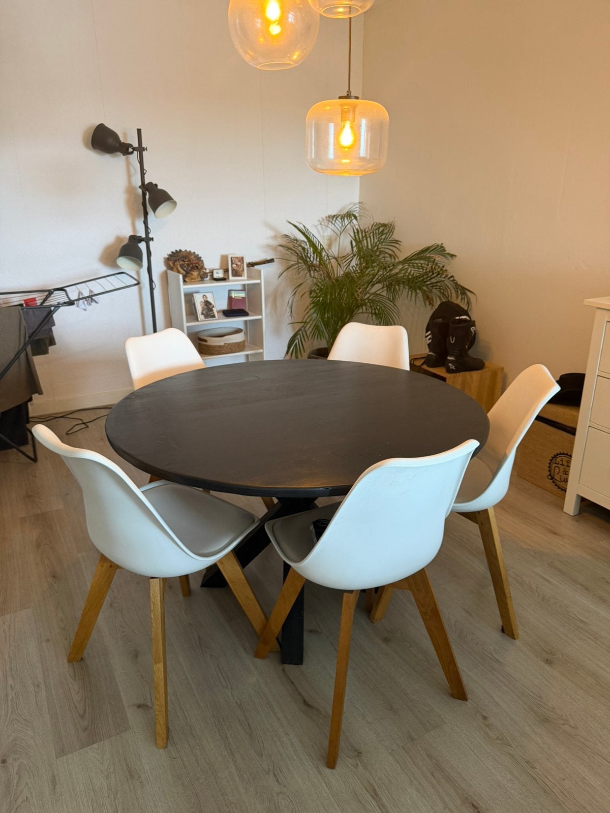 Zwarte houten tafel + witte stoelen, Huis en Inrichting, Tafels | Eettafels, Ophalen, Overige materialen, Gebruikt, Rond