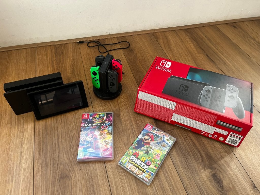 Nintendo Switch V1 + 4 Joy-Cons, grips & 2 games, Spelcomputers en Games, Met games, Ophalen of Verzenden, Zo goed als nieuw, Switch Original