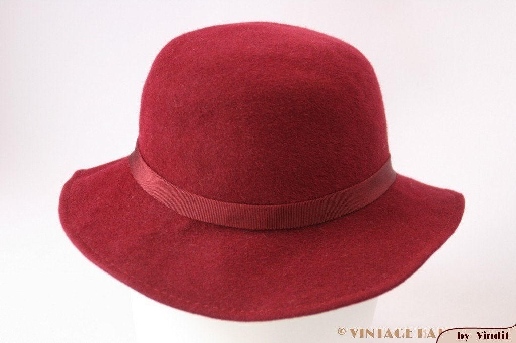 Vintage Dameshoed VEB bordeaux 56 met gratis verzenden in NL, Kleding | Dames, 56 of 57 cm (M, 7 of 7⅛ inch), Hoed, VEB, Ophalen of Verzenden