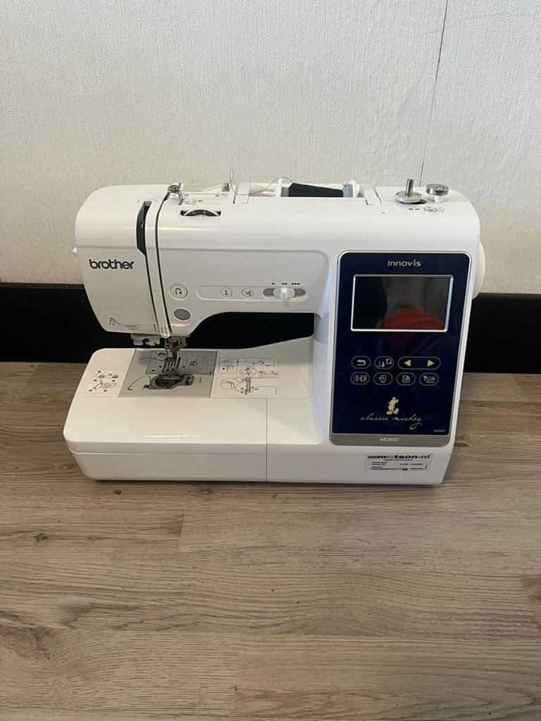 Brother Innovis 280D Disney met PE design plus 2, Ophalen, Zo goed als nieuw, Borduurmachine