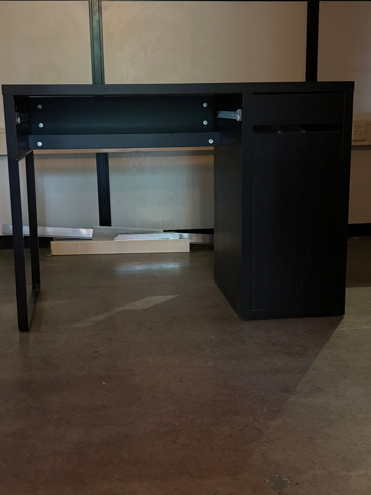Mooi zwart ikea bureau met kabelgoot en opbergruimte MICKE), Ophalen, 105 cm, Gebruikt, Hout