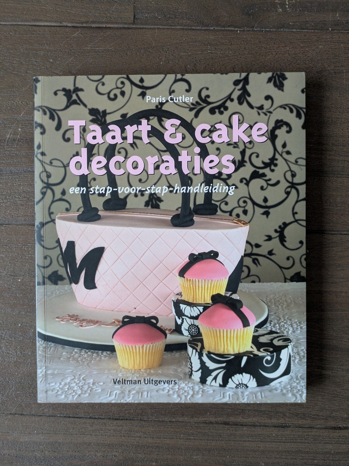 Taart & cake decoraties - een stap-voor-stap handleiding, Boeken, Ophalen of Verzenden, Zo goed als nieuw, Paris Cutler, Taart, Gebak en Desserts