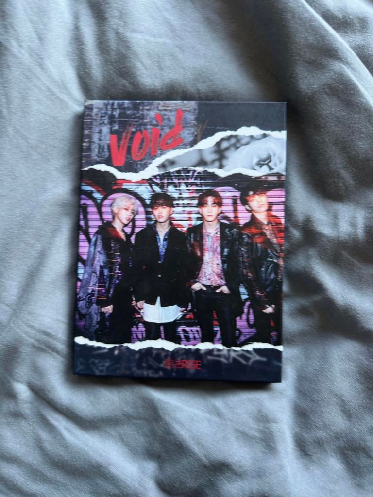 kpop the rose void signed, Ophalen of Verzenden, Zo goed als nieuw, Foto of Kaart, Gesigneerd
