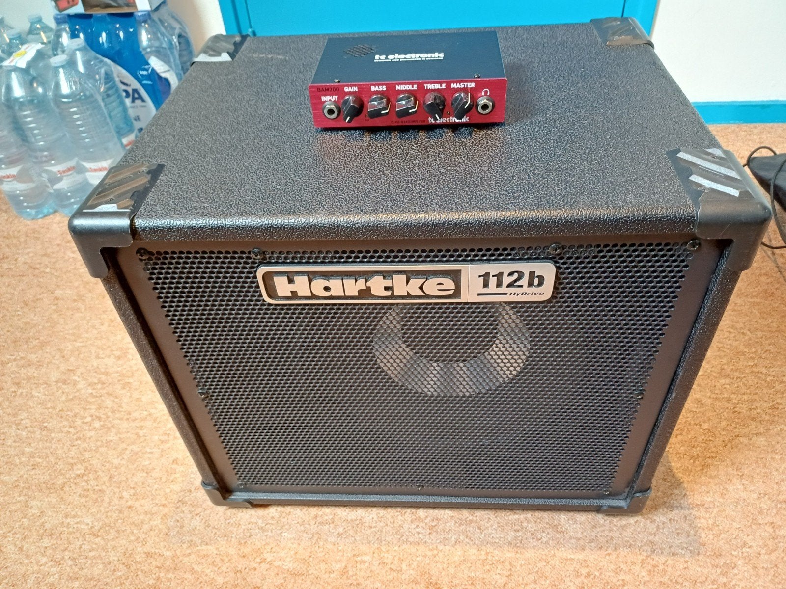 TC electronics BAM 200 met 12 inch Hartke Cabinet., Ophalen, Zo goed als nieuw, 100 watt of meer