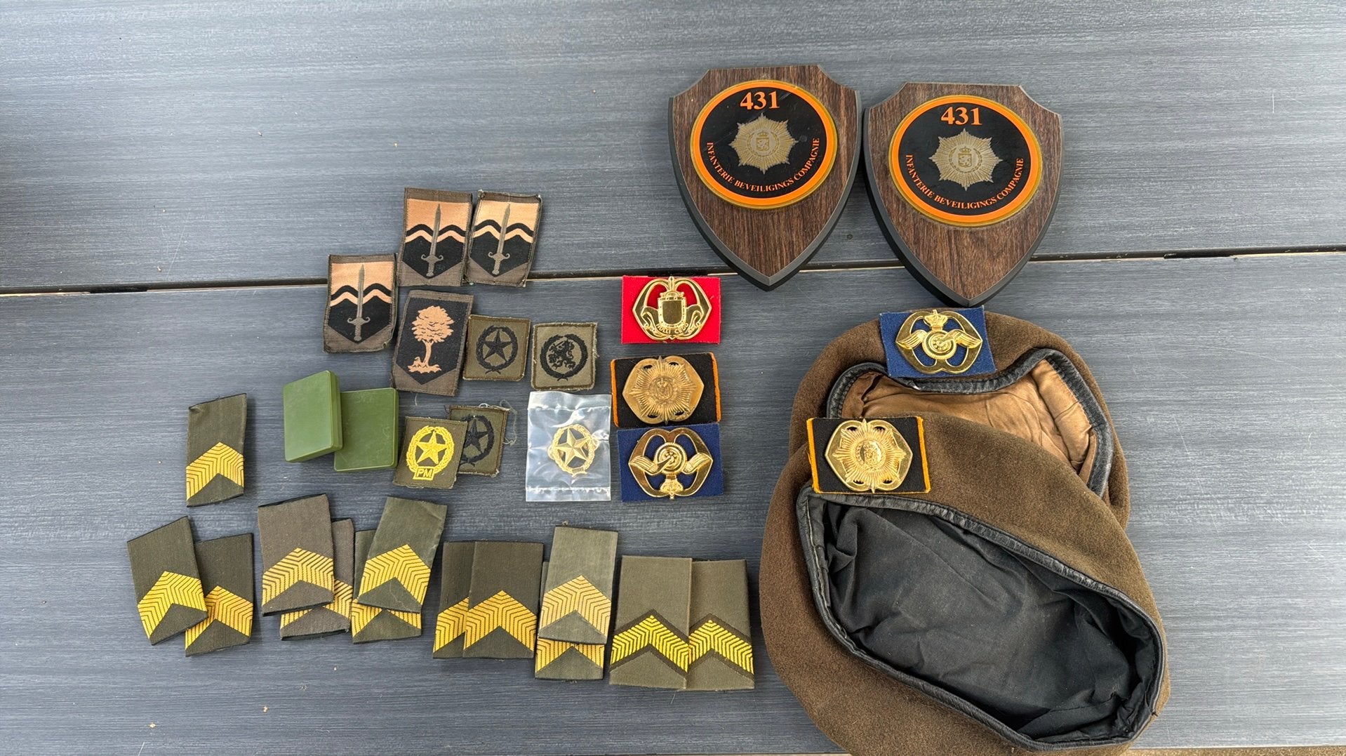 Verzameling emblemen landmacht, baretten, schiildje 431 IBC, Ophalen of Verzenden, Landmacht, Nederland, Embleem of Badge