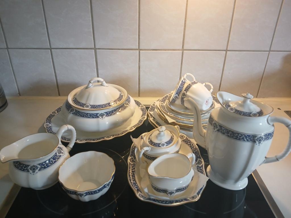 Royal crown Derby servies 2 persoons compleet, Ophalen of Verzenden, Zo goed als nieuw, Porselein, Overige stijlen