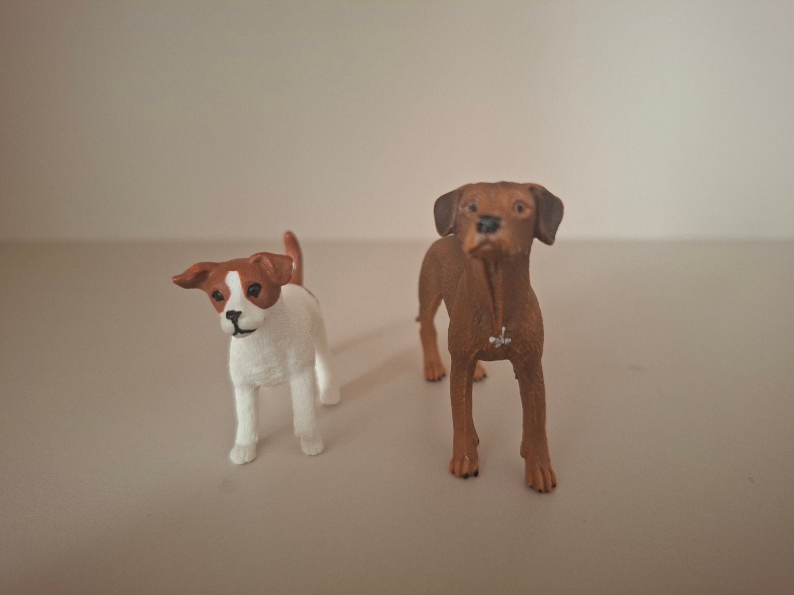 2 Schleich Farm Honden: Rhodesische Pronkrug & Jack Rus, Ophalen of Verzenden, Zo goed als nieuw
