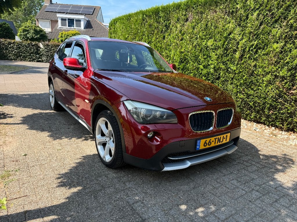 BMW sDrive20i Business - Pano - Navi - Org NL - 2e Eigenaar, Auto's, BMW, Euro 5, Zwart, 4 cilinders, 1485 kg