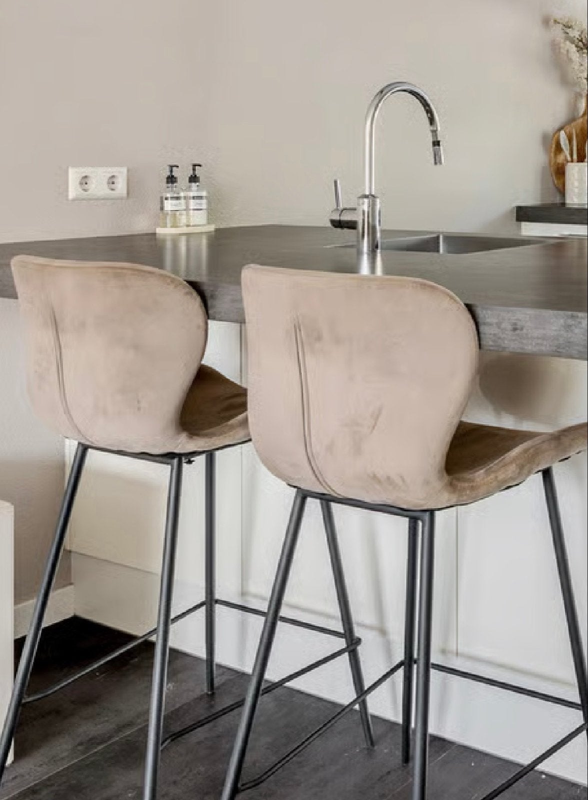 Set van 2 moderne barstoelen - taupe stof en zwart metaal, Ophalen, Zo goed als nieuw, 90 cm of meer, Metaal
