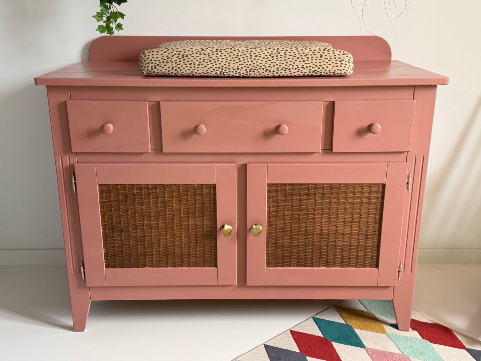 Roze vintage Commode met Rotan Details en Gouden Knoppen, Kinderen en Baby's, Ophalen, 50 tot 70 cm, Opstaande rand, 100 cm of meer
