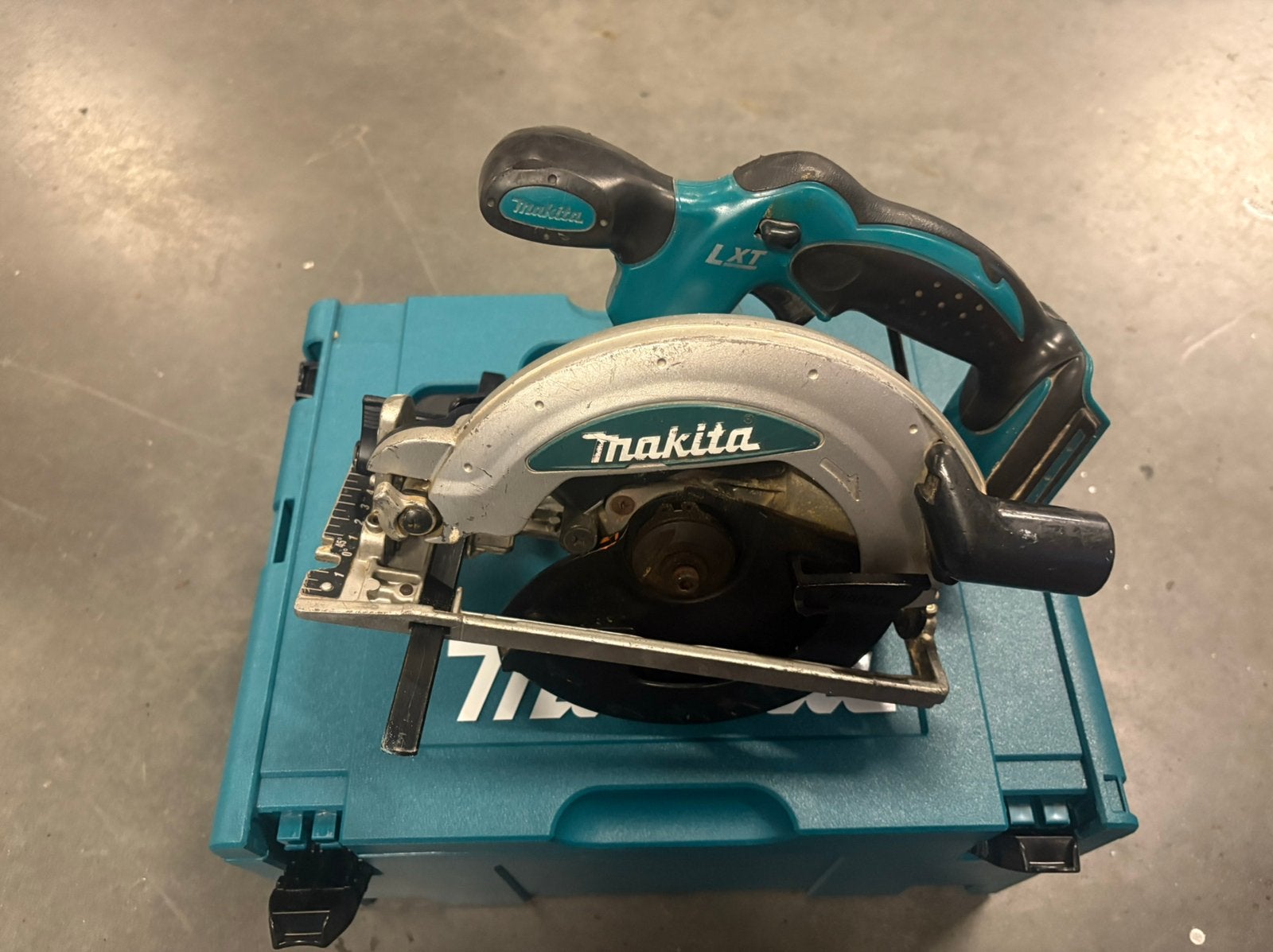 Makita 18v cirkelzaag in M box, Cirkelzaag, Ophalen of Verzenden, Zo goed als nieuw, 30 tot 70 mm