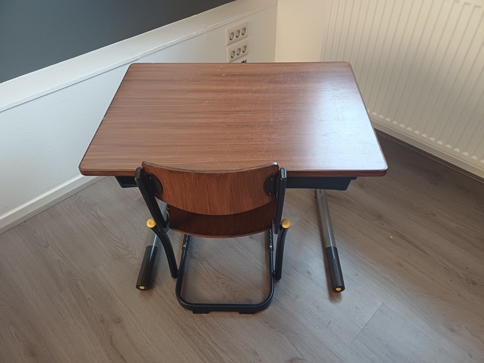 Ouderwets schooltafel met stoel, Ophalen, Gebruikt, Kinderbureau, Bruin