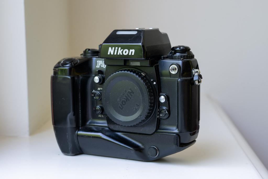 Nikon f4  + MB21, Audio, Tv en Foto, Fotocamera's Analoog, Ophalen of Verzenden, Gebruikt, Spiegelreflex, Nikon