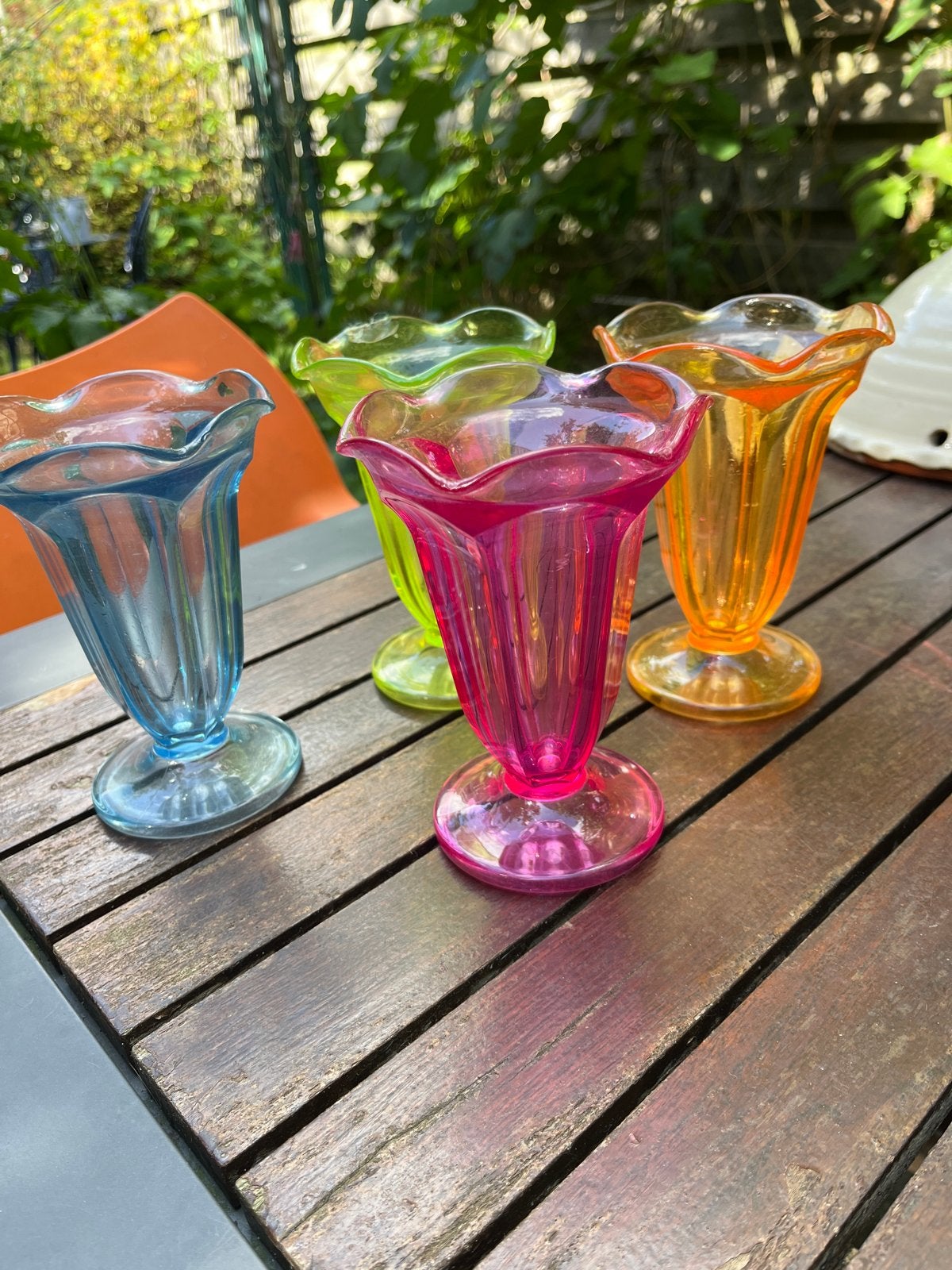 Set van 4 plastic ijscoupes in felle kleuren, Kunststof, Ophalen of Verzenden, Zo goed als nieuw, Overige stijlen