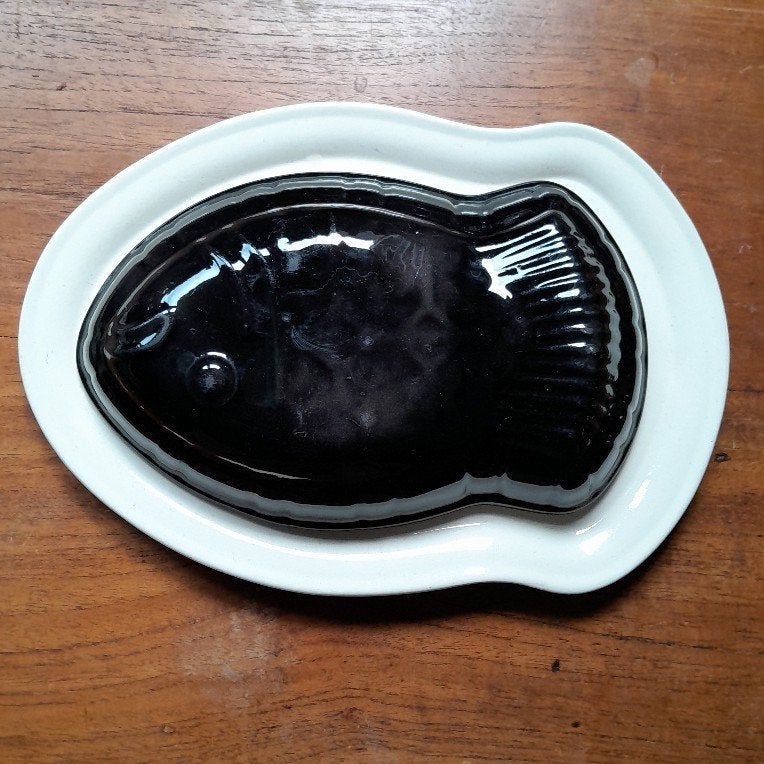 Puddingvorm vis (zwart) met schaal (crème), Gebruikt, Overige typen, Ophalen of Verzenden, Overige stijlen