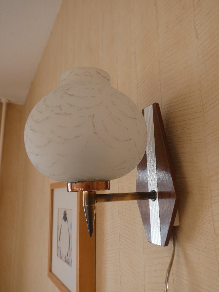 Jaren 50  60 wandlampje met glazen lampenkapje, mat glas, Ophalen of Verzenden, Gebruikt, Glas, Jaren 50/60
