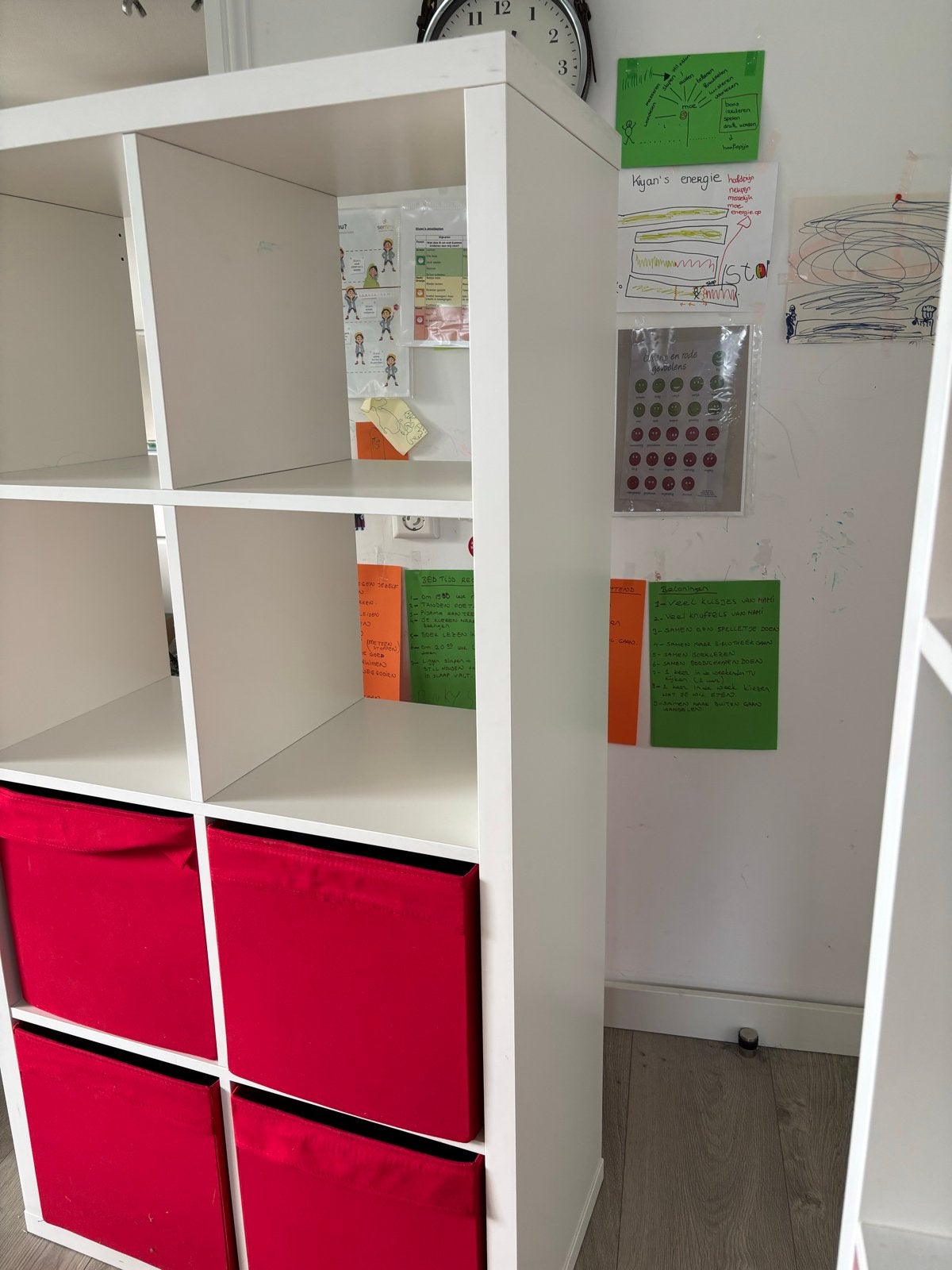 IKEA Kallax kast met 8 vakken en 4 rode bakken, Huis en Inrichting, Ophalen, Gebruikt