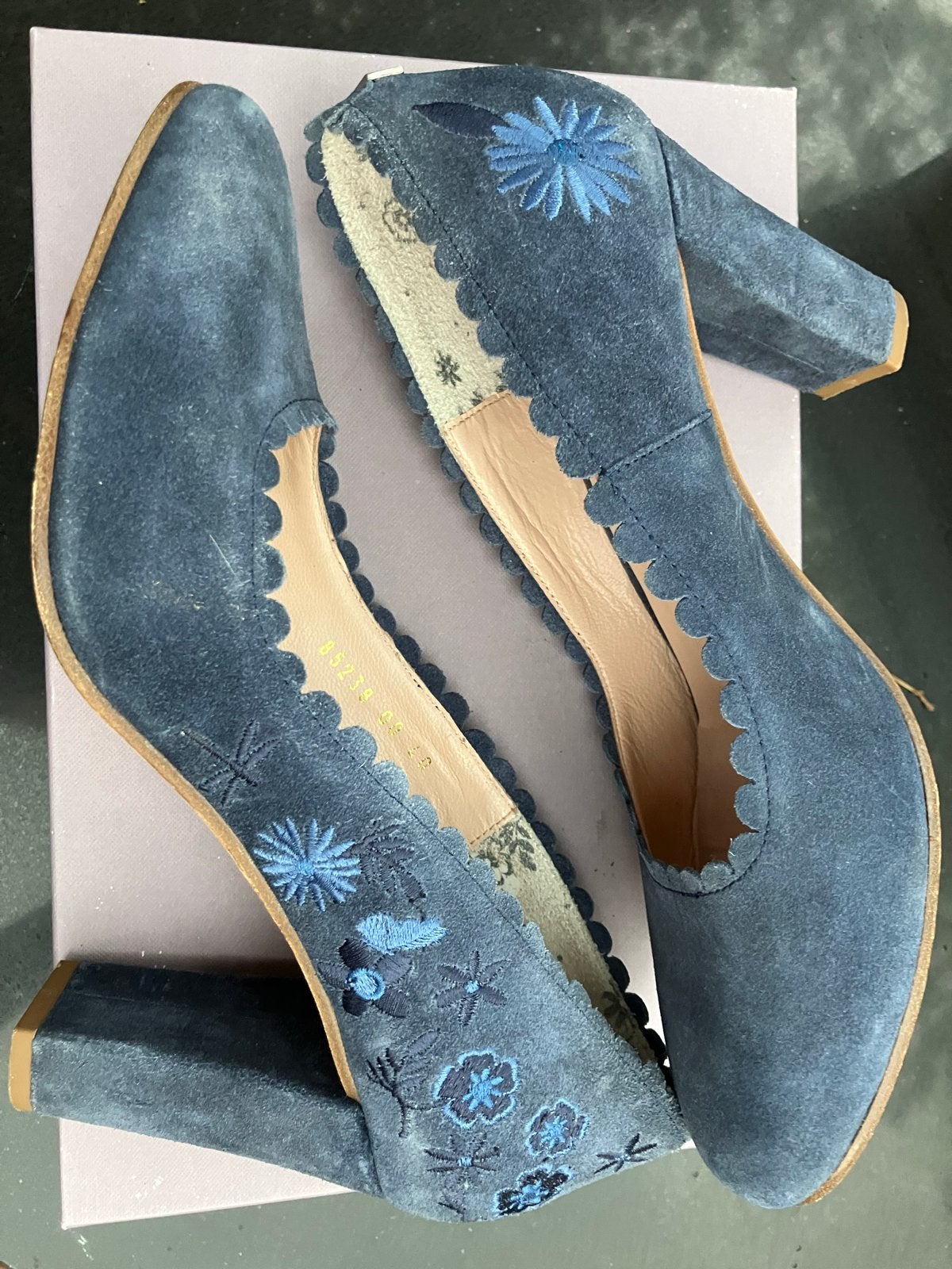 Floris van Bommel blauwe suède pumps met bloemen, maat 40, Ophalen of Verzenden, Gedragen, Blauw, Pumps