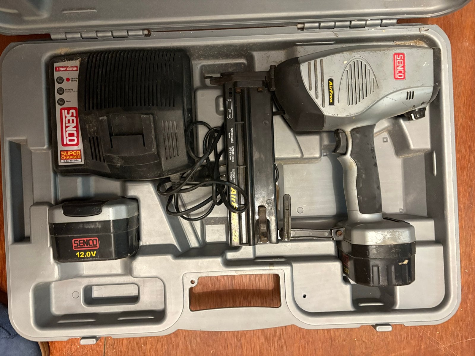 Senco AirFree tacker met lader en accu in koffer, Ophalen of Verzenden, Gebruikt