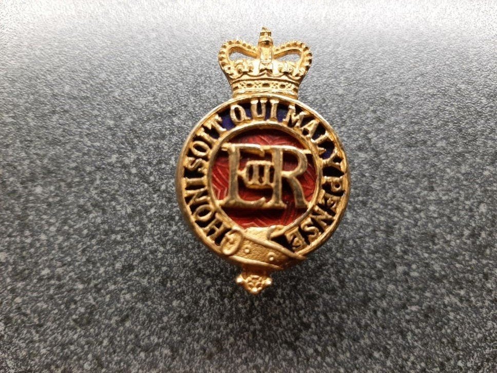 Engeland  - Royals Officer,s Queen,s Crown / Cap Badge 42x26, Ophalen of Verzenden, Landmacht, Engeland, Embleem of Badge
