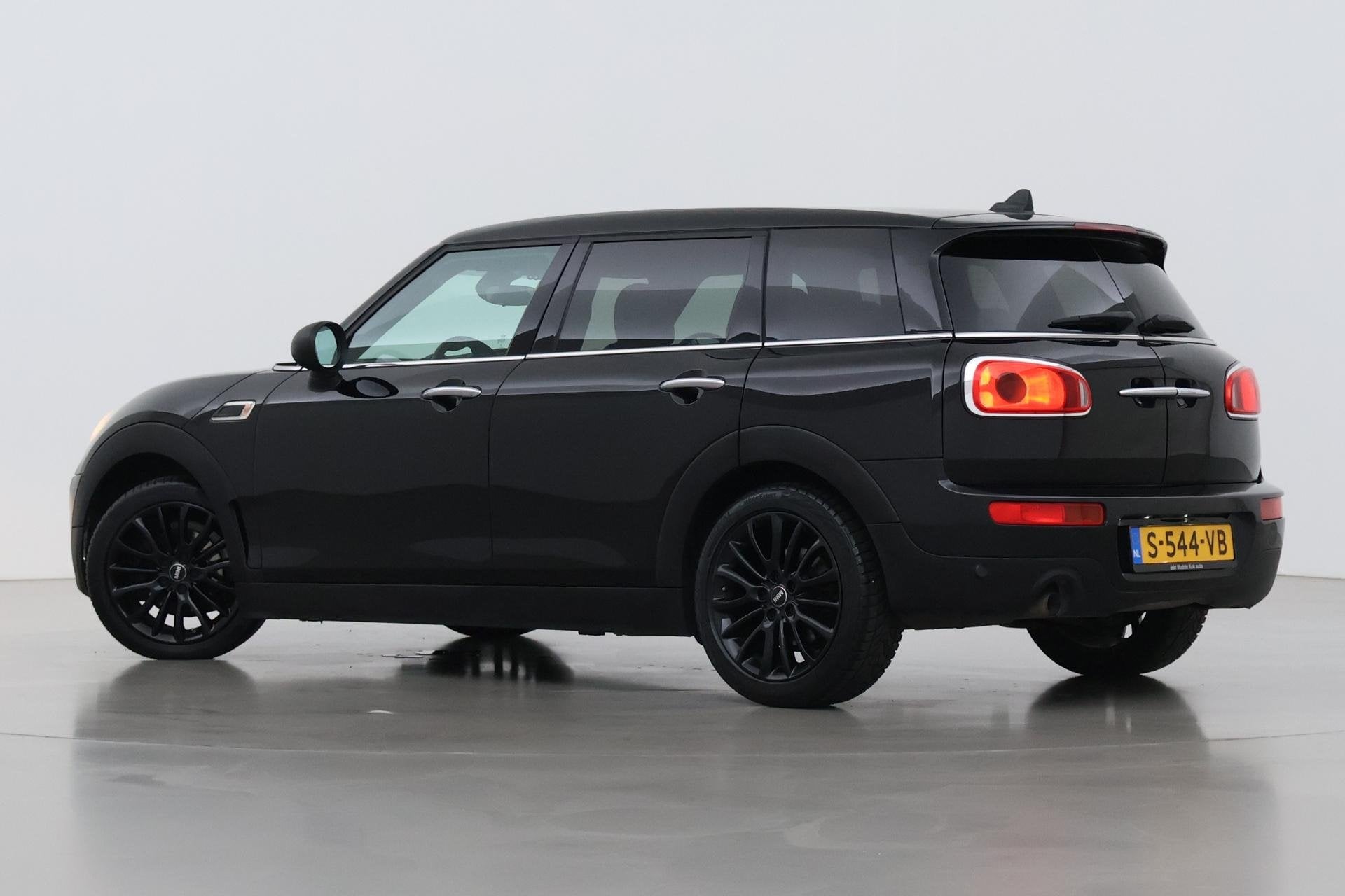 MINI Clubman 1.5 One D Chili Serious Business | Panoramadak, Auto's, Gebruikt, Automatische klimaatregeling, 700 kg, 116 pk