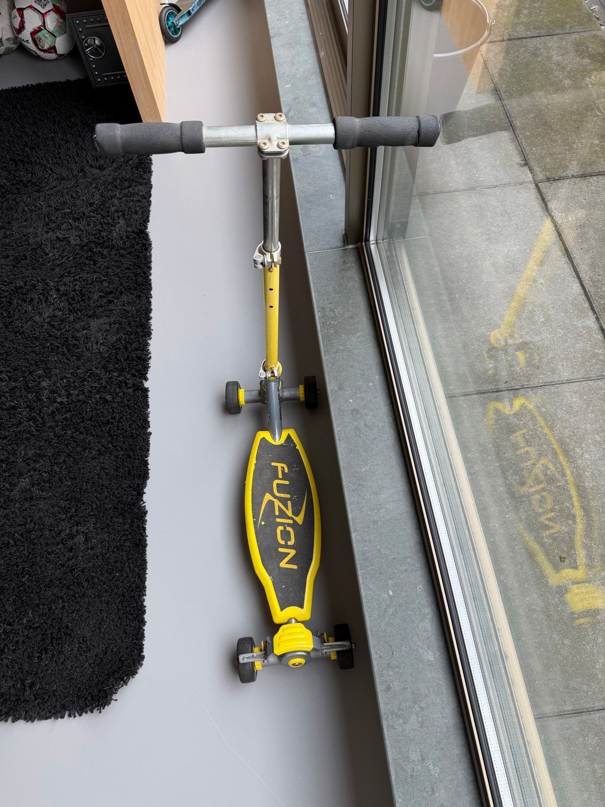 Fuzion Sport Swing Scooter geel – 4-wielige wiggle step, Fietsen en Brommers, Steps, Ophalen, Gebruikt, Gewone step