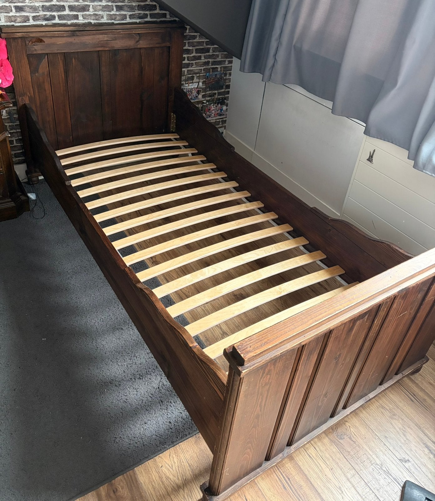 Massief houten bed, Huis en Inrichting, Ophalen, 90 cm, Eenpersoons, Bruin