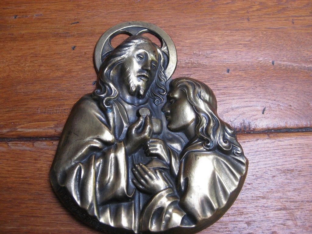 Mooie bronzen wanddecoratie met religieuze afbeelding.
