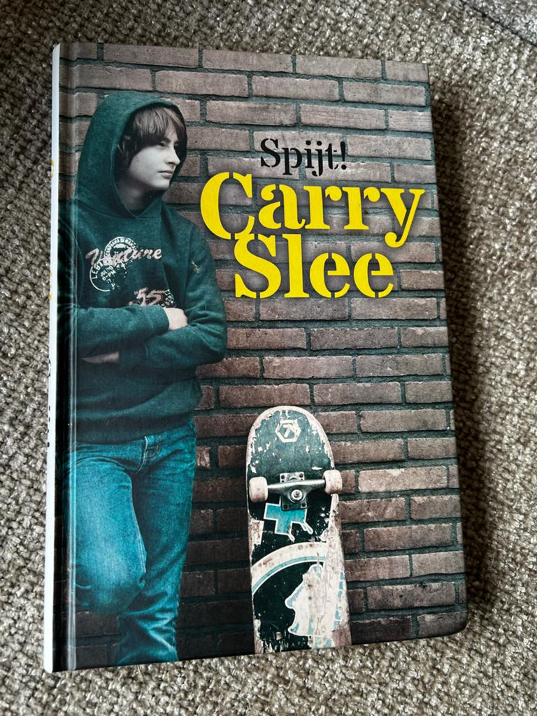 Spijt! - Carry Slee (Jeugdboek), Boeken, Ophalen of Verzenden, Zo goed als nieuw, Fictie