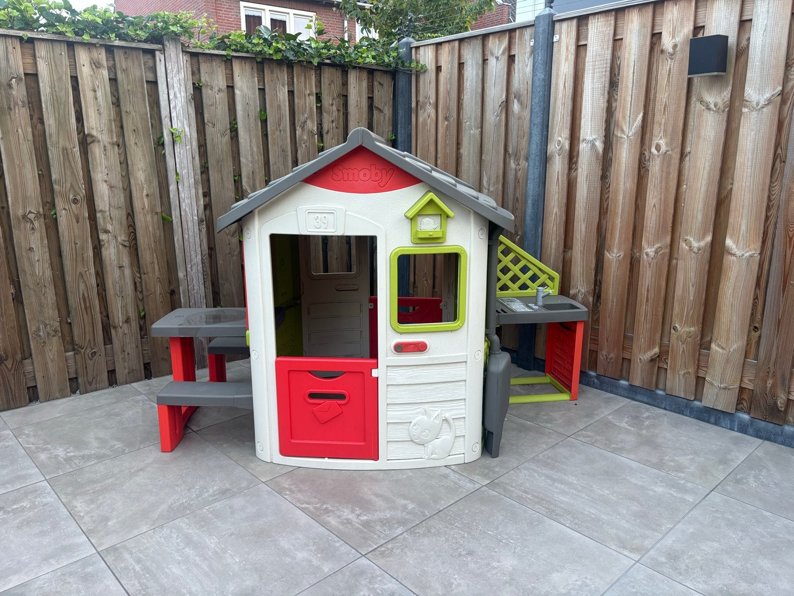 Smoby speelhuis met keuken en picknicktafel, Ophalen, Gebruikt, Kunststof