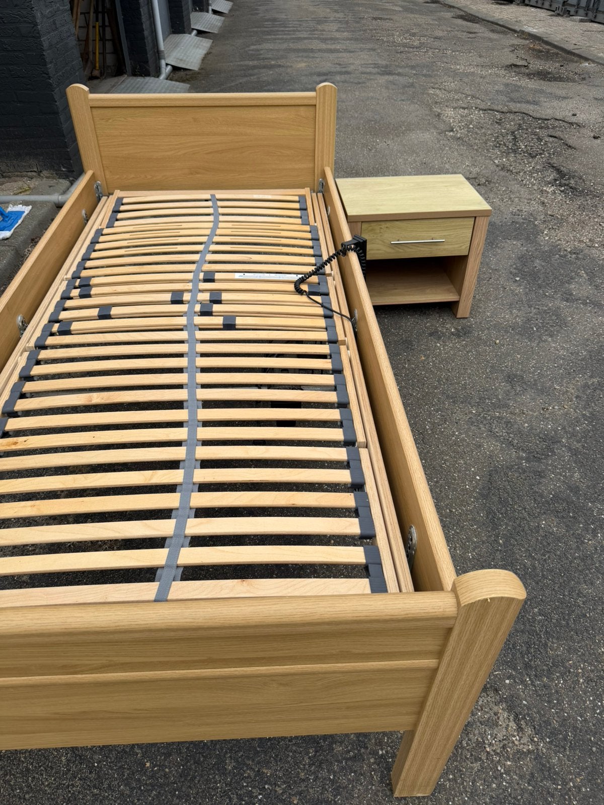 Senioren bed met nachtkastje, Huis en Inrichting, Ophalen, 90 cm, Eenpersoons, Zo goed als nieuw