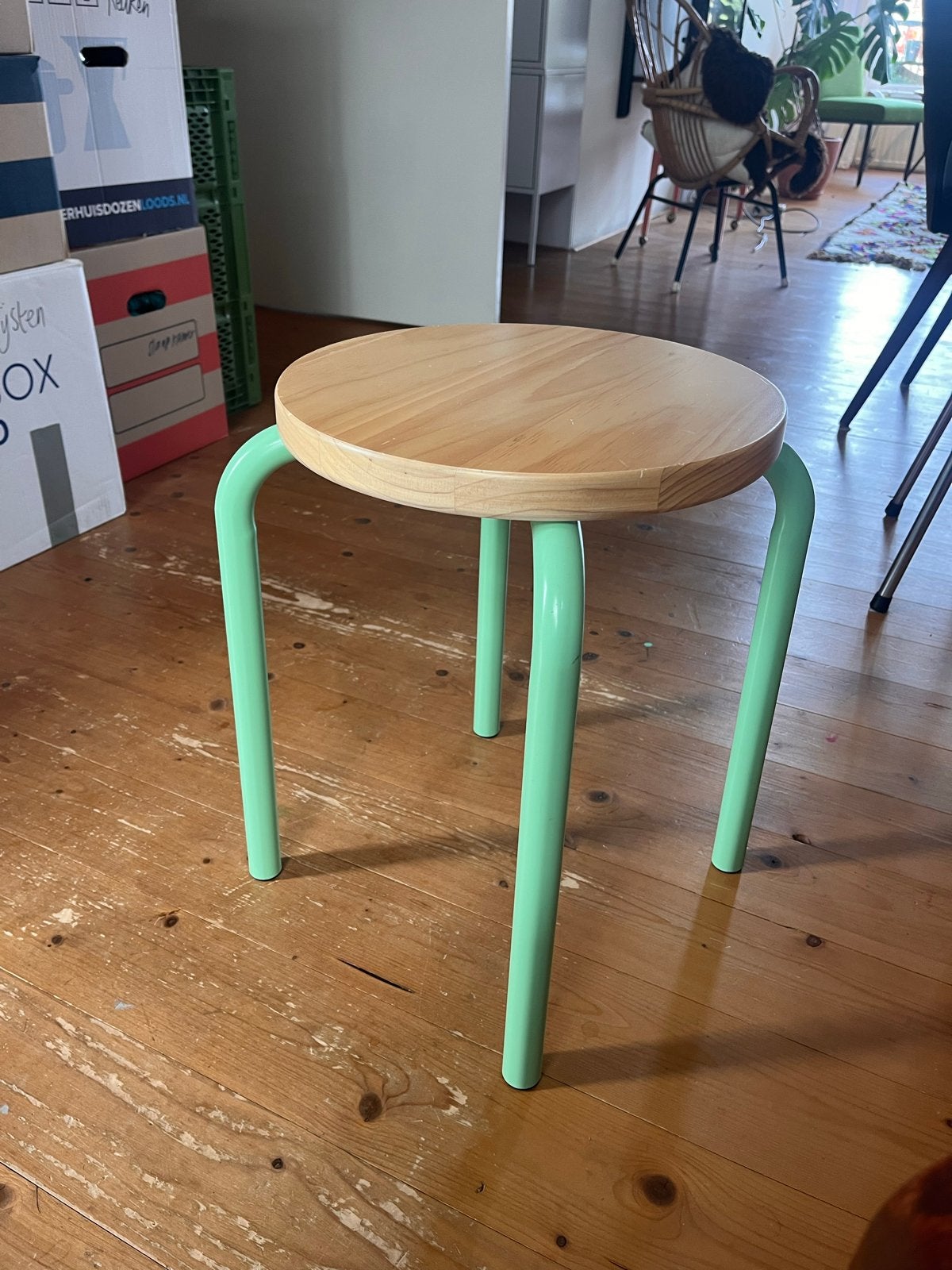 Houten krukje met mintgroene poten, Ophalen, Gebruikt, Hout